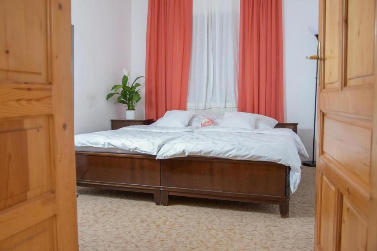 Erzsebet Vendeghaz Es Apartman Hajduszoboszlo Exterior photo